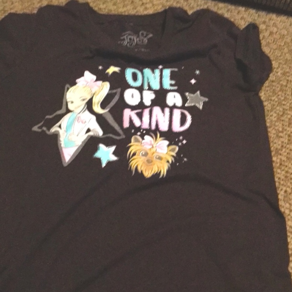 I’m selling my child hood shirt size 10/12 clean just washed!!!